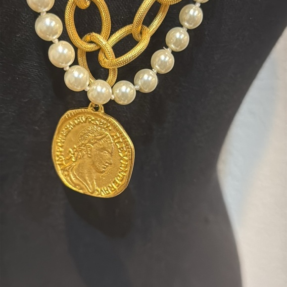 VINTAGE GOLDTONE CHAIN FAUX PEARLS CHUNKY LAYERED STATEMENT NECKLACE W PENDANT - Picture 5 of 9